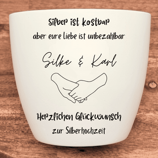 Weißer Blumentopf mit Gravur "Silber ist kostbar, aber eure Liebe ist unbezahlbar", zwei Hände & "Herzlichen Glückwunsch z...