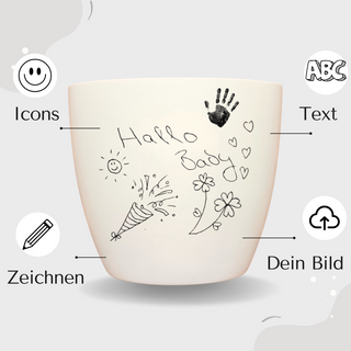 Weißer Blumentopf mit "Hallo Baby", Handabdruck und Zeichnungen. Personalisierbares Geburtsgeschenk von Naturmacher.
