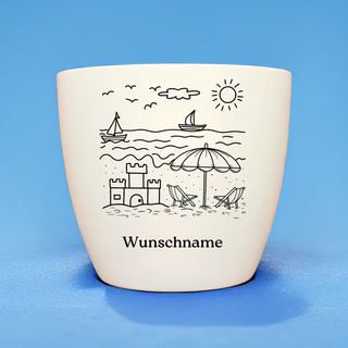 Weißer Blumentopf mit Strandmotiv (Sonne, Segelboote, Sandburg, Liegestühle) und "Wunschname" für das Mein erstes Pflanz-Set.