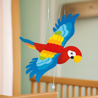Bunter Holz-Papagei von goki als Schwingtier-Mobile. Roter Körper, blaue Flügel, gelber Schnabel. Hängt an Schnüren über B...