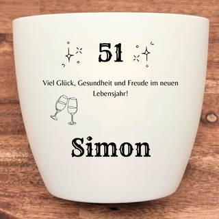Weißer Blumentopf mit Gravur "51",  Glückwünschen zum Geburtstag und dem Namen "Simon". 51. Geburtstagsgeschenk von Natur ...