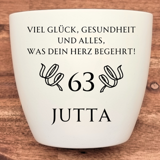 Weißer Blumentopf mit Gravur "Viel Glück, Gesundheit und alles, was Dein Herz begehrt!", der Zahl 63 und dem Namen "Jutta"...