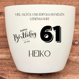 Weißer Blumentopf mit dem Aufdruck "Viel Glück und Erfolg im neuen Lebensjahr!", "Happy Birthday to you", "61" und "Heiko"...