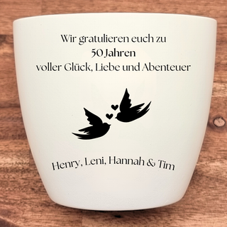 Weißer Blumentopf mit Gravur "50 Jahre Glück, Liebe, Abenteuer" und zwei Turteltauben. Goldene Hochzeit Geschenk von Henry...
