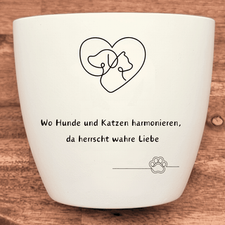 Weißer Blumentopf mit Herz und Hund-Katze-Motiv. Gravur: "Wo Hunde und Katzen harmonieren, da herrscht wahre Liebe".  Gesc...