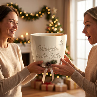 Personalisierter Blumentopf mit Gravur — Geschenk Meditationslehrerin — als persoenliche Geschenk-Uebergabe