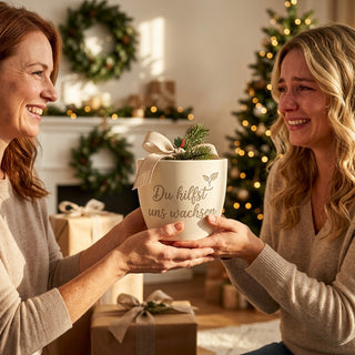 Personalisierter Blumentopf mit Gravur — Geschenk Familienhelfer Danke — als persoenliche Geschenk-Uebergabe
