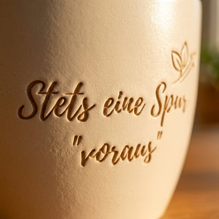 Personalisierter Blumentopf mit Gravur — Geschenk Kriminalpolizist — Detailaufnahme