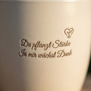Personalisierter Blumentopf mit Gravur — Geschenk Fitnesscoach Dankeschön — Detailaufnahme