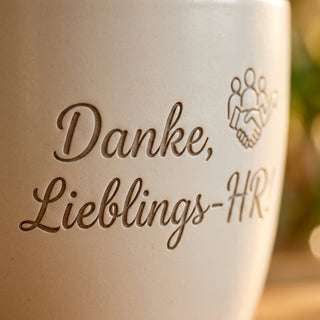 Personalisierter Blumentopf mit Gravur — Geschenk HR Managerin Abschied — Detailaufnahme