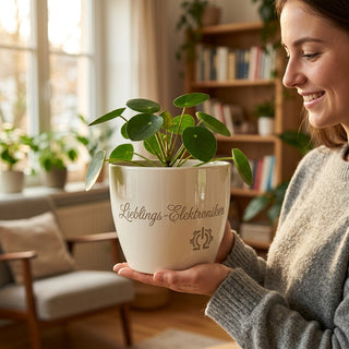 Persönliches Geschenk für Elektroniker – Blumentopf mit Gravur Lieblings-Elektroniker — im Wohnambiente