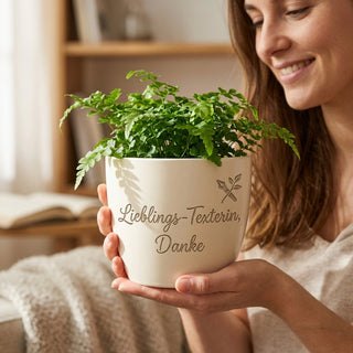 Personalisierter Blumentopf „Lieblings-Texterin, Danke“ — Geschenk Texterin Dank — im Wohnambiente