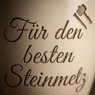 Personalisierter Blumentopf — Geschenk Steinmetz zur Meisterprüfung & Geburtstag — Detailaufnahme