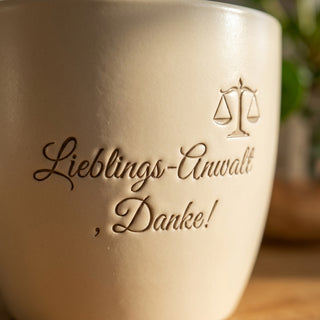 Personalisierter Blumentopf mit Gravur — Geschenk Rechtsanwalt Danke — Detailaufnahme