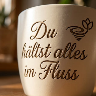 Personalisierter Blumentopf mit Gravur — Geschenk Klempner zur Pensionierung — Detailaufnahme