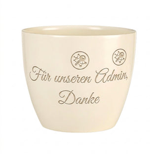 Personalisierter Blumentopf mit Gravur — IT Techniker Geschenk Abschied — Detailansicht der Lasergravur