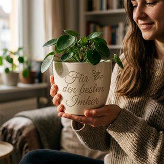 Personalisierter Blumentopf mit Gravur — Geschenk für Imker und Bienenzüchter — im Wohnambiente