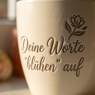 Blumentopf mit Lasergravur »Deine Worte blühen auf« — Geschenk für Texterinnen — Detailaufnahme