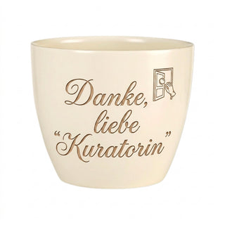 Personalisierter Blumentopf mit Gravur — Geschenk für Kuratorin — Detailansicht der Lasergravur