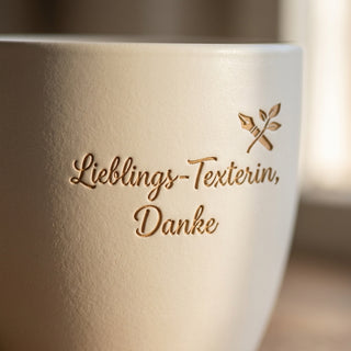 Personalisierter Blumentopf „Lieblings-Texterin, Danke“ — Geschenk Texterin Dank — Detailaufnahme