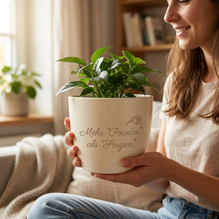 Personalisierter Blumentopf mit Gravur – Geschenk Snowboarder zum Geburtstag — im Wohnambiente
