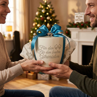 Personalisierter Blumentopf mit Gravur — Geschenk für Gitarristen — als persoenliche Geschenk-Uebergabe