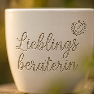 Personalisierter Blumentopf mit Gravur — Geschenk für Kundenberaterin — Detailaufnahme