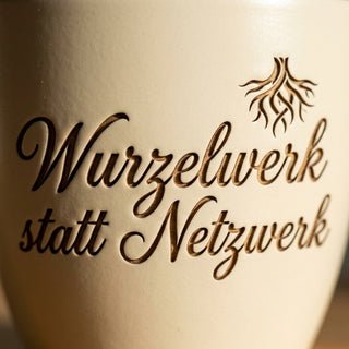 Personalisierter Blumentopf mit Gravur — Geschenk Netzwerkadministrator — Detailaufnahme