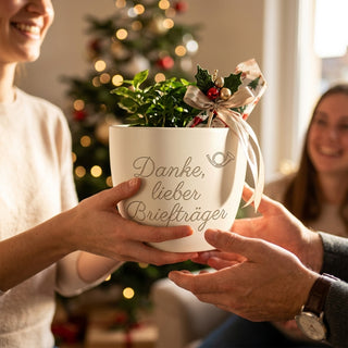 Personalisierter Blumentopf mit Gravur — Danke-Geschenk Briefträger Postbote — als persoenliche Geschenk-Uebergabe