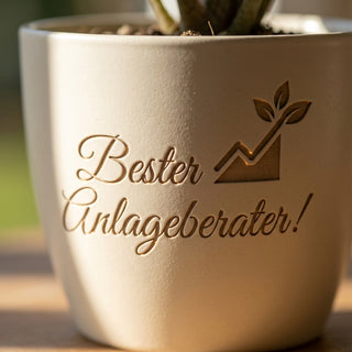 Personalisierter Blumentopf Geschenk Anlageberater — Gravur Keramiktopf — nahaufnahme