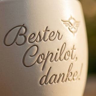 Geschenk Copilot mit individueller Gravur – Bester Copilot — Detailaufnahme