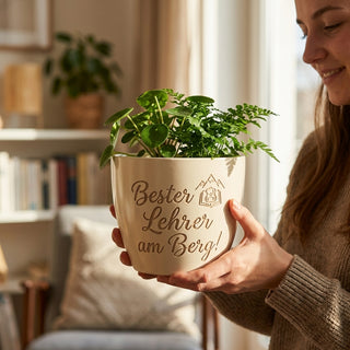 Personalisierter Blumentopf mit Gravur — Geschenk Snowboardlehrer Dankeschön — im Wohnambiente