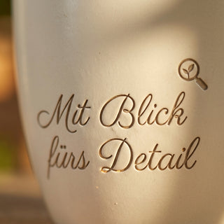 Personalisierter Blumentopf mit Gravur — Geschenk Augenoptiker Abschied Bestanden — nahaufnahme