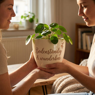 Einzigartiger Blumentopf mit Gravur – Das perfekte Geschenk für die Bäuerin — im Wohnambiente