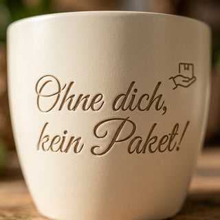 Personalisierter Blumentopf mit Gravur — Paketbote Geschenk Dankeschön — Detailaufnahme