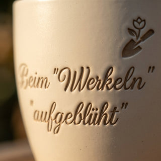 Personalisierter Blumentopf mit Gravur — Geschenk Heimwerkerin — Detailaufnahme