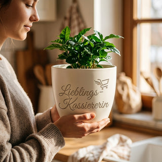 Blumentopf mit Gravur 'Lieblings-Kassiererin' — Geschenk Kassiererin — im Wohnambiente