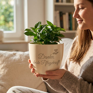 Personalisierter Blumentopf mit Gravur — Danke Geschenk für Pflegefachkraft — im Wohnambiente