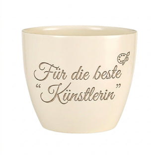 Personalisierter Blumentopf mit Gravur — Geschenk Künstlerin Geburtstag — Detailansicht der Lasergravur
