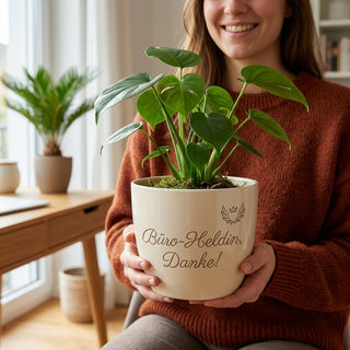 Personalisierter Blumentopf mit Gravur — Geschenk Bürokauffrau Danke — im Wohnambiente