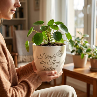 Personalisierter Blumentopf mit Gravur — Geschenk Tierheilpraktikerin — im Wohnambiente