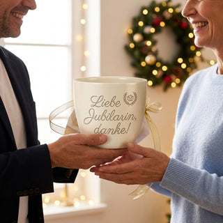Personalisierter Blumentopf "Liebe Jubilarin, danke!" — Jubiläumsgeschenk Frau — als persoenliche Geschenk-Uebergabe