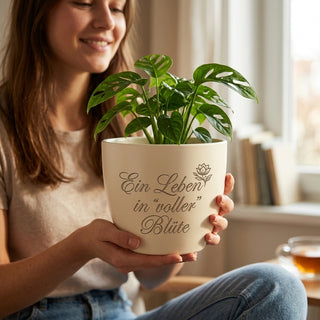 Persönliches Geschenk für die Jubilarin – Blumentopf mit Gravur — im Wohnambiente