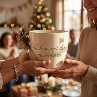 Personalisierter Blumentopf mit Gravur — Geschenk Mitbewohnerin Einzug — als persoenliche Geschenk-Uebergabe