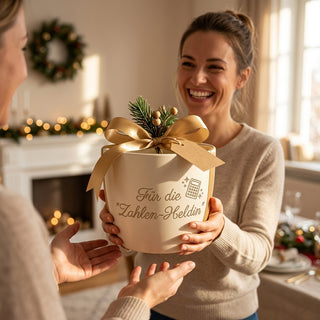 Personalisierter Blumentopf mit Gravur — Geschenk Steuerfachangestellte — als persoenliche Geschenk-Uebergabe