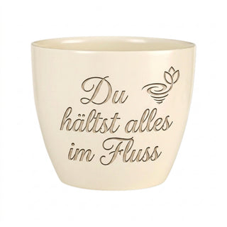 Personalisierter Blumentopf mit Gravur — Geschenk Klempner zur Pensionierung — Detailansicht der Lasergravur