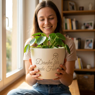 Persönliches Geschenk für Busfahrerinnen - Blumentopf mit Gravur — im Wohnambiente