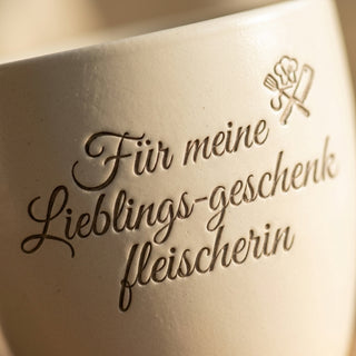Personalisierter Blumentopf mit Gravur — Geschenk Fleischerin Abschied — Detailaufnahme