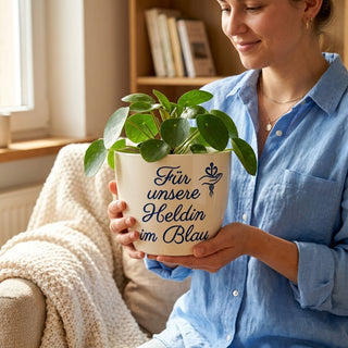 Personalisierter Blumentopf mit Gravur — Geschenk Polizistin zur Vereidigung — im Wohnambiente