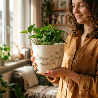 Personalisierter Blumentopf mit Gravur — Geschenk Elektroniker Abschied Dankeschön — im Wohnambiente